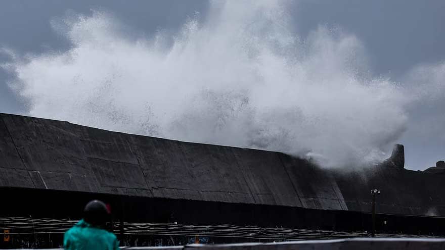 Typhoon Champi approaches Taiwan, bringing strong winds, torrential rain and emergency preparations across the island.