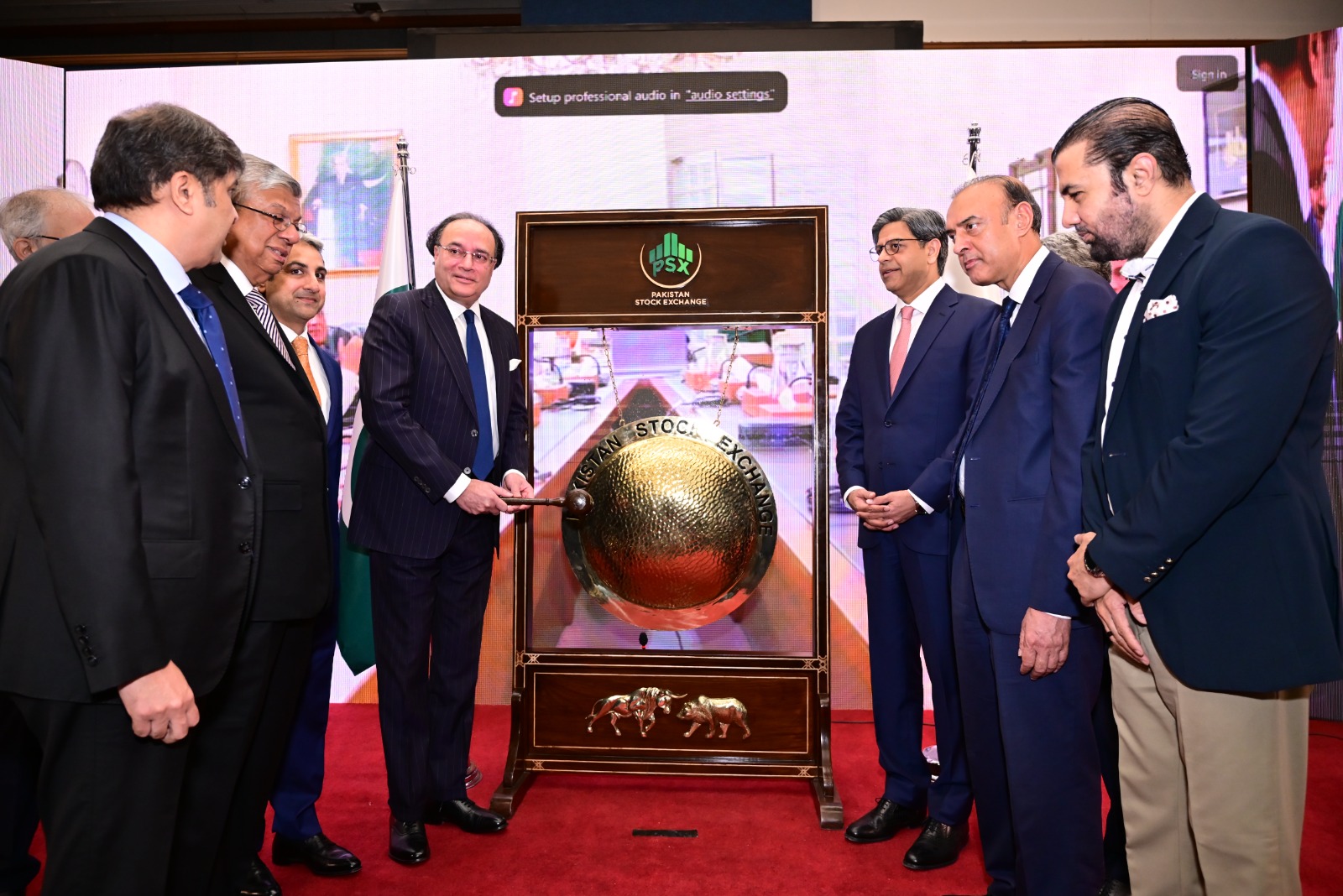 Muhammad Aurangzeb at the Pakistan Stock Exchange gong ceremony for Naya Nazimabad REIT