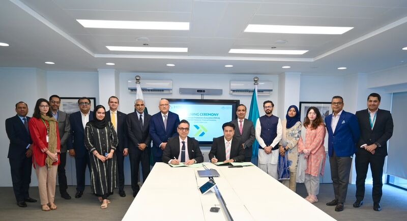 PAFLA and HBL officials at the MoU signing ceremony to support freelancers in Pakistan
