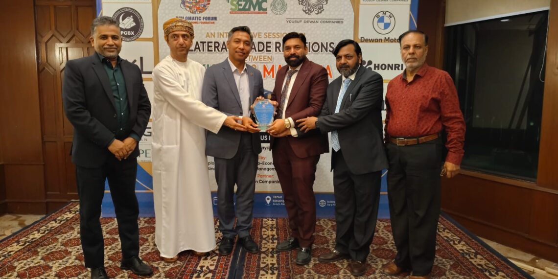 Malaysian Consul General Mohd Yunus Ibrahim with diplomatic representatives and business leaders at a Pakistan-Malaysia trade seminar in Karachi
