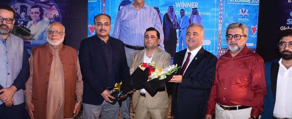 Brigadier Yaqoob Awan, Hanif Gohar, Atiq-ur-Rehman Allahwala and other guests pose for a commemorative photograph at a Karachi dinner. Photo: Muhammad Rizwan.