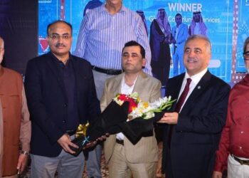 Brigadier Yaqoob Awan, Hanif Gohar, Atiq-ur-Rehman Allahwala and other guests pose for a commemorative photograph at a Karachi dinner. Photo: Muhammad Rizwan.