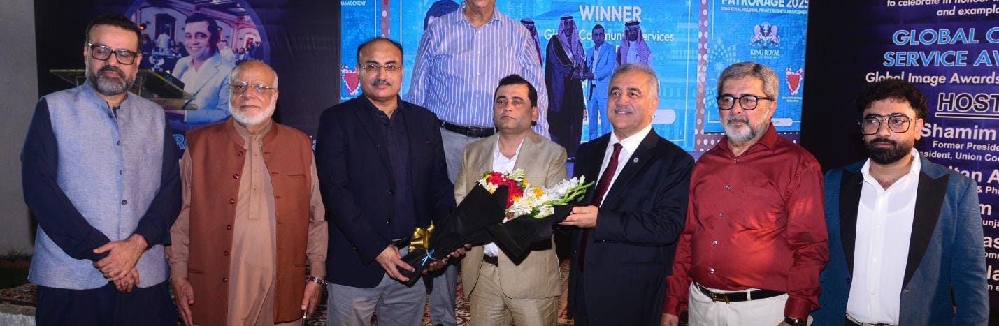 Brigadier Yaqoob Awan, Hanif Gohar, Atiq-ur-Rehman Allahwala and other guests pose for a commemorative photograph at a Karachi dinner. Photo: Muhammad Rizwan.