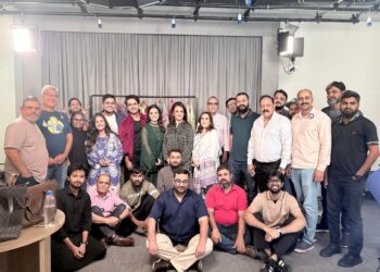 VYU Pakistan launch livestream featuring Bushra Ansari and Instagram influencer duo Ron & Coco.