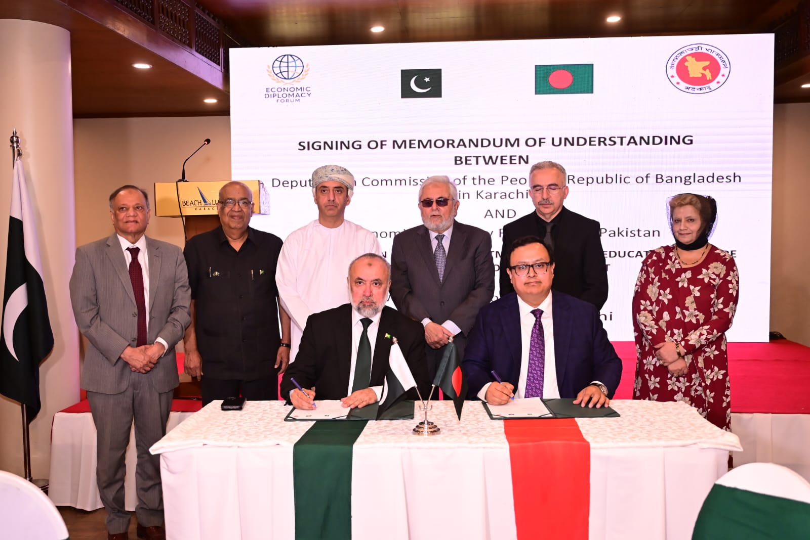 EDF Founder President Dr Muhammad Farooq Afzal and Bangladesh Deputy High Commissioner Muhammad Sakib Sadakat sign an MoU to promote trade and investment between Pakistan and Bangladesh.