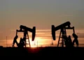 Global oil market prices fall as diplomatic efforts seek to ease US-Iran tensions amid continuing risks to Middle Eastern energy supplies.