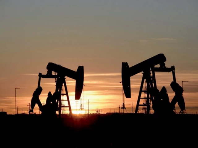 Global oil market prices fall as diplomatic efforts seek to ease US-Iran tensions amid continuing risks to Middle Eastern energy supplies.
