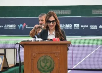 Natalie Baker and tournament organisers at the JFF Women’s World Tennis W15 Futures Tournament in Islamabad