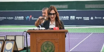 Natalie Baker and tournament organisers at the JFF Women’s World Tennis W15 Futures Tournament in Islamabad