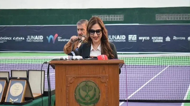Natalie Baker and tournament organisers at the JFF Women’s World Tennis W15 Futures Tournament in Islamabad